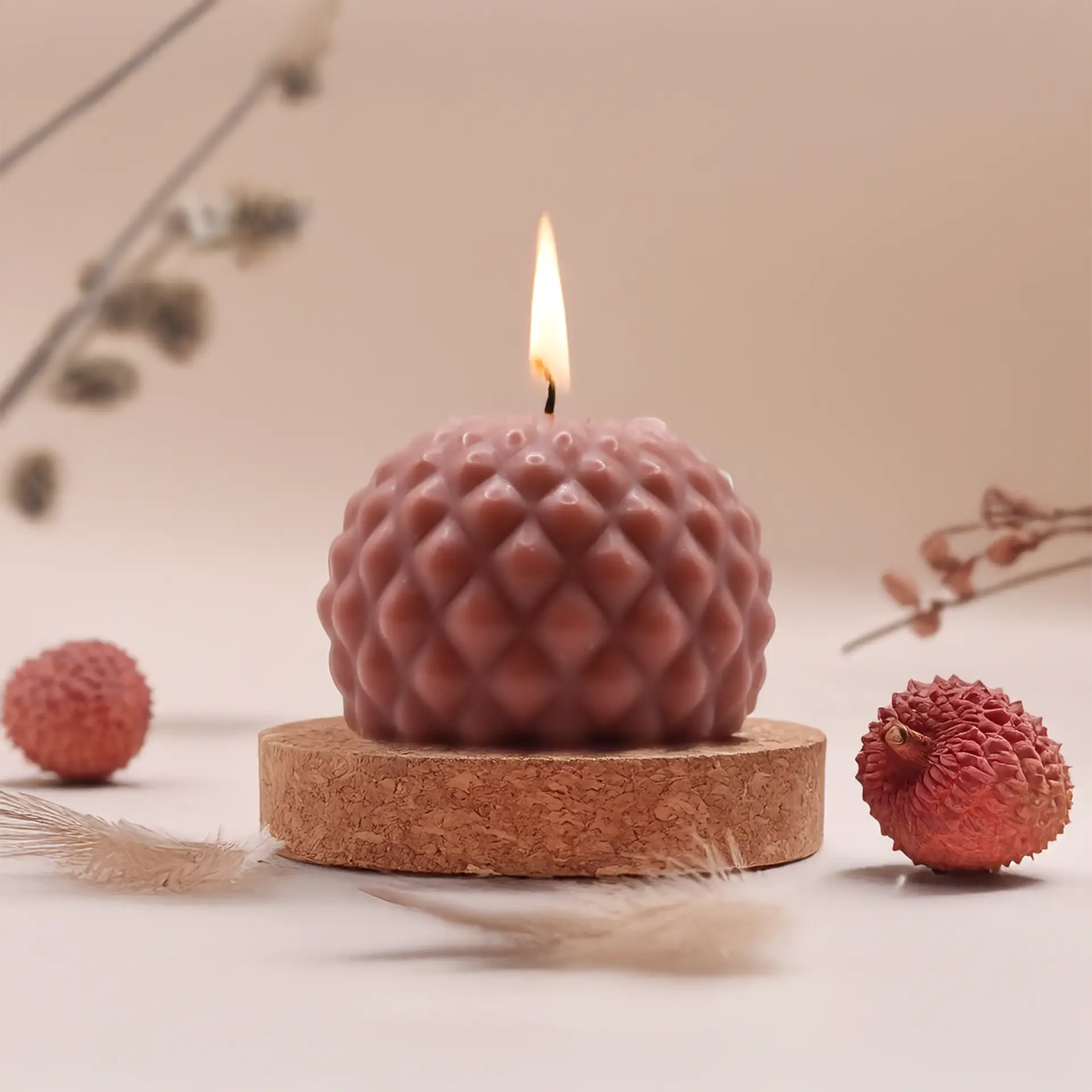 Bougie moulée artisanale Pépina en cire végétale, forme sphérique texturée, parfum au choix